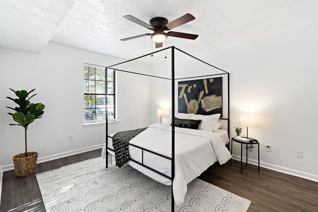 Building Photo - Fully renovated condo in Hendersonville