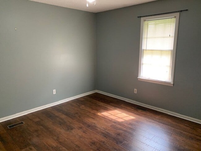Building Photo - Darling Three Bedroom Home in Mount Holly NC!!