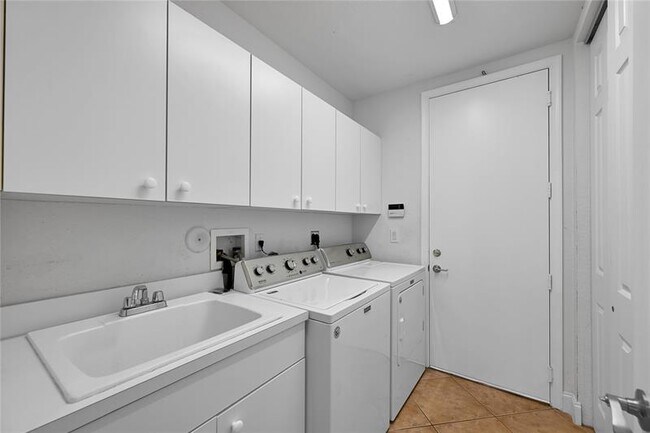 Building Photo - 11162 Regatta Ln