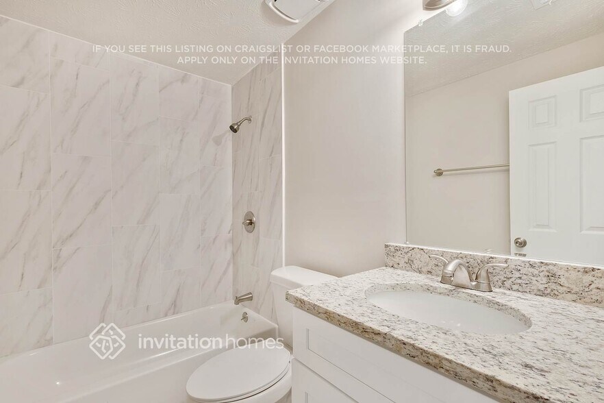 Building Photo - 428 La Paz Pl