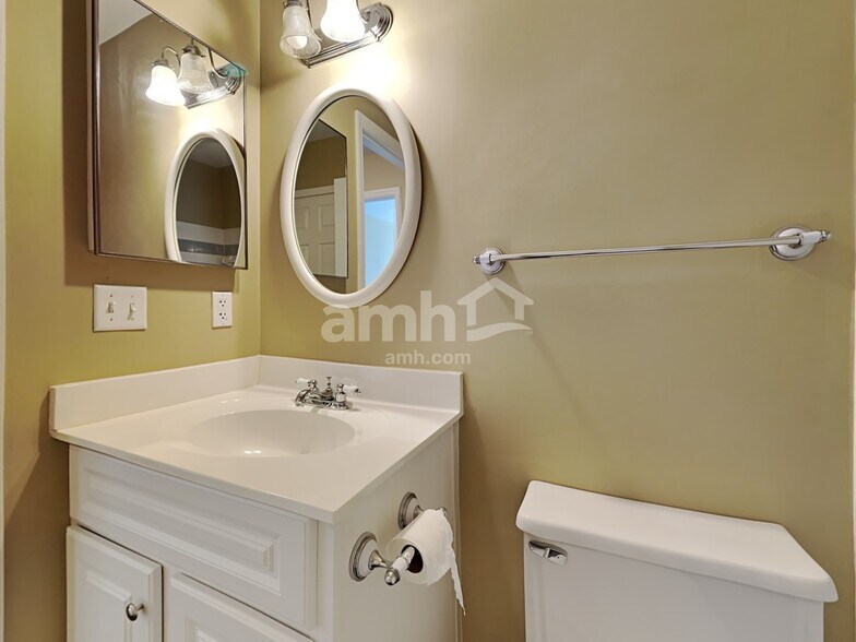 Building Photo - 823 Wingate Dr