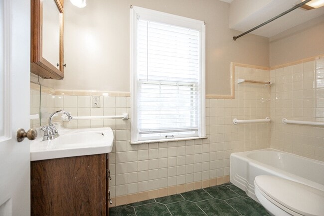 Building Photo - Charming 3 bedroom house Shaker Heights!!