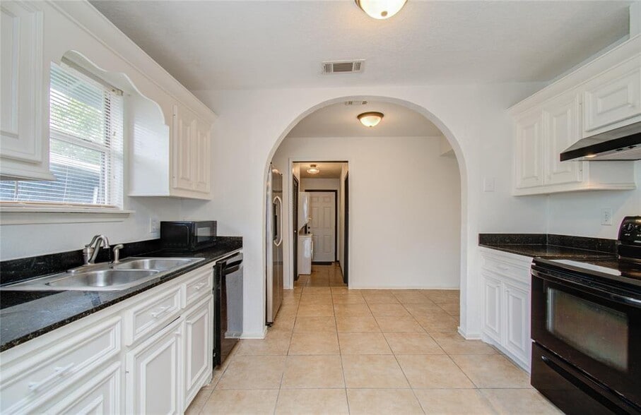 Building Photo - 5319 Bell St