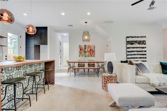 Building Photo - Light and Spacious Modern 3 bedroom