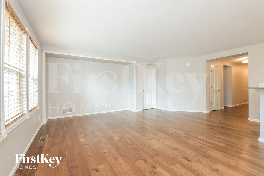 Building Photo - 800 Lonewolf Cir