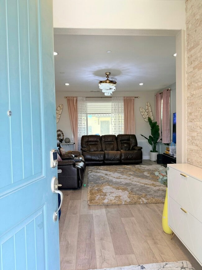 Building Photo - 1676 S Central Pkwy