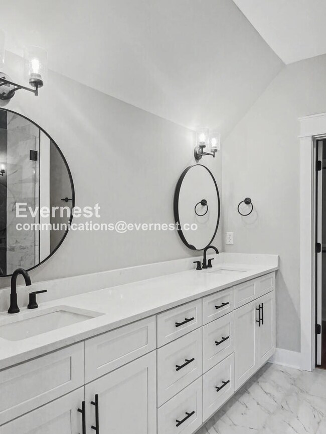 Building Photo - 121 Lucile St