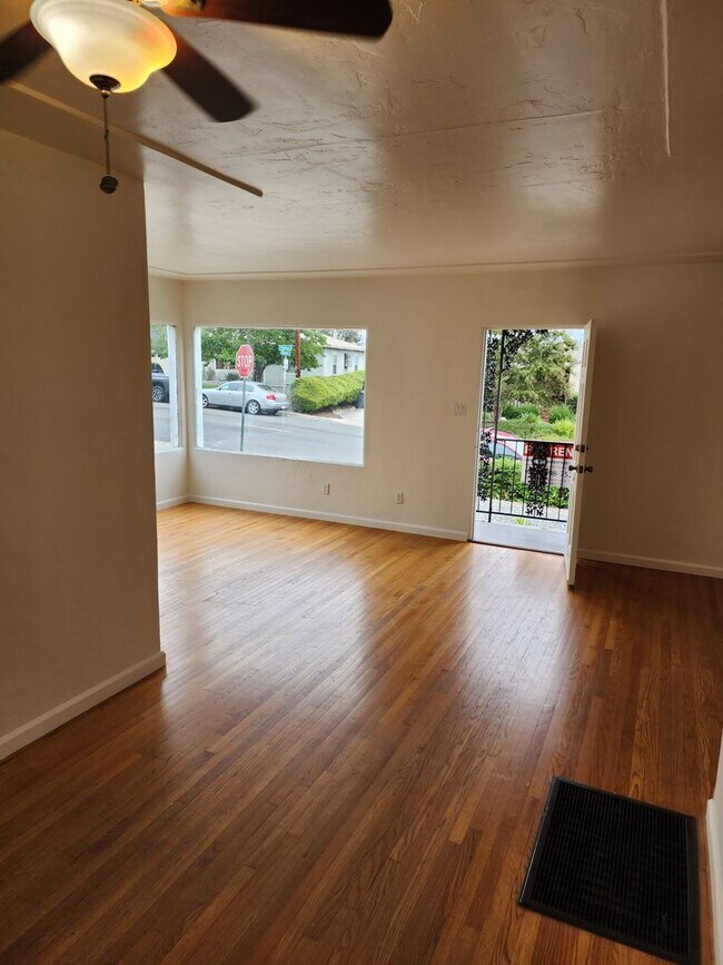Building Photo - 3870