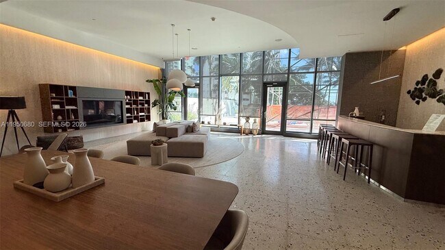 Building Photo - 460 NE 28th St