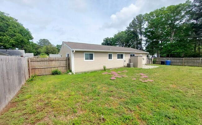 Building Photo - BEAUTIFUL 3 BD/ 1 BTH CORNER LOT WITH W/D ...