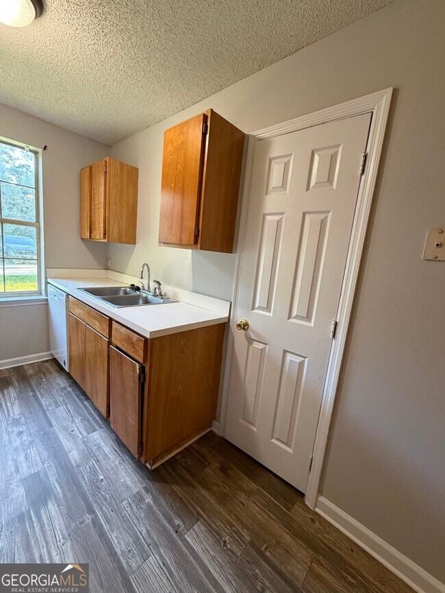 Building Photo - 302 Admiral's Walk Dr