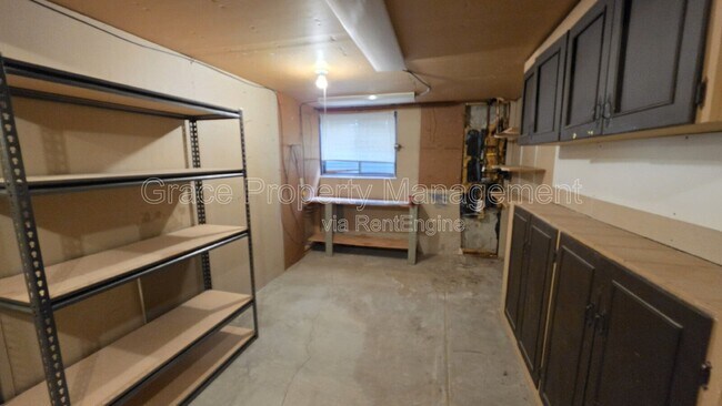 Building Photo - 1044 Maple Dr