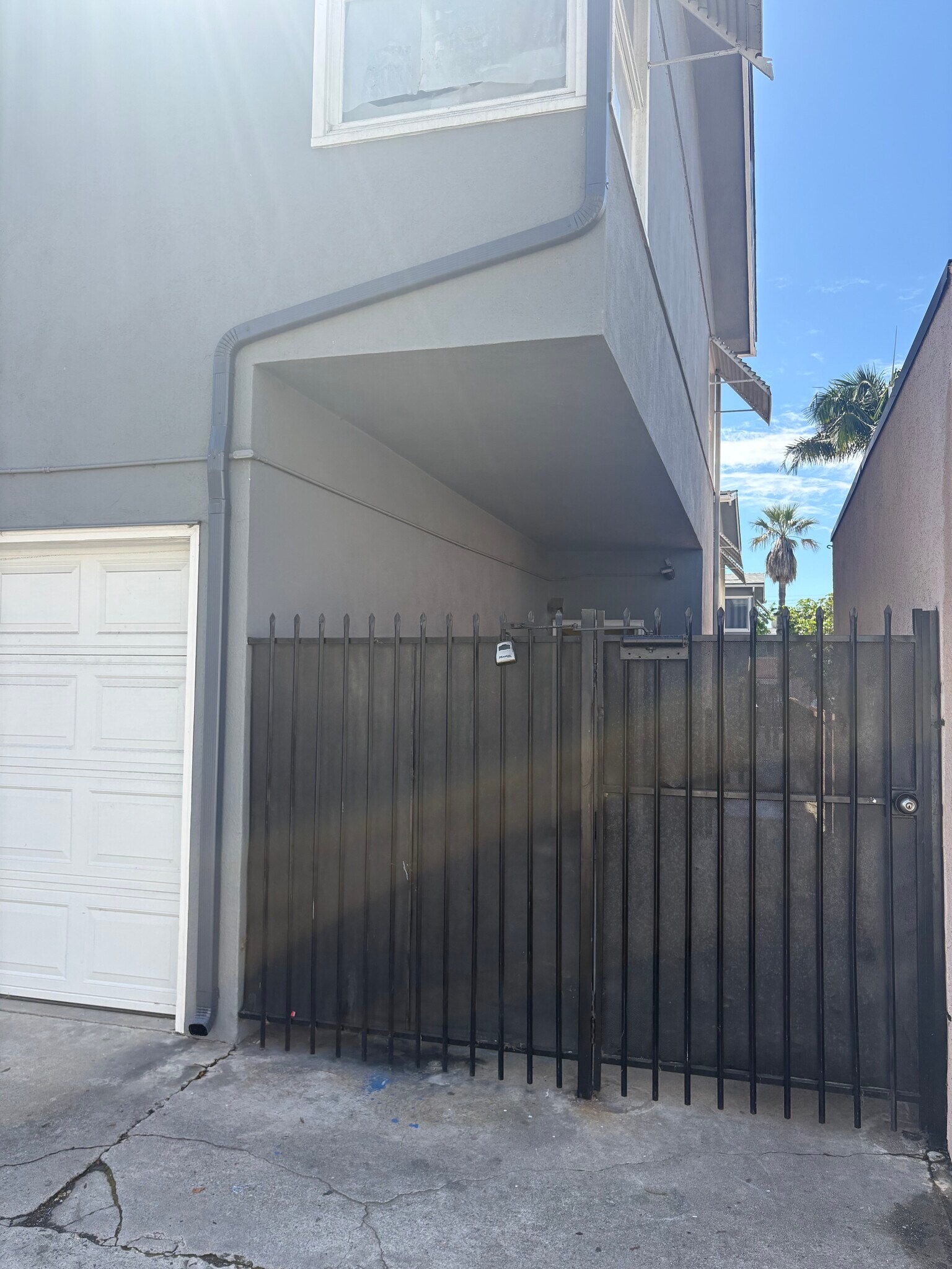 Building Photo - 933 E 1st St