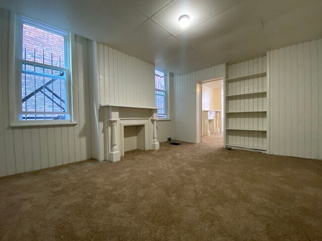Building Photo - Amazing Two Bedroom in Oakland with a Back Porch - A Perfect Univ. of Pitt Location! Call Today!