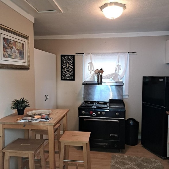 Building Photo - 313 1/2 5th St