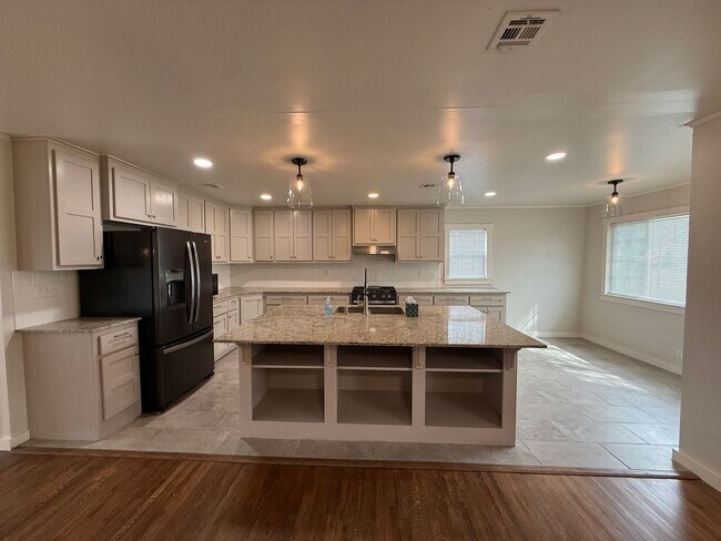 Building Photo - Welcome to your new charming 3-bedroom, 1.5-bath home in Broken Arrow close to Main Street!