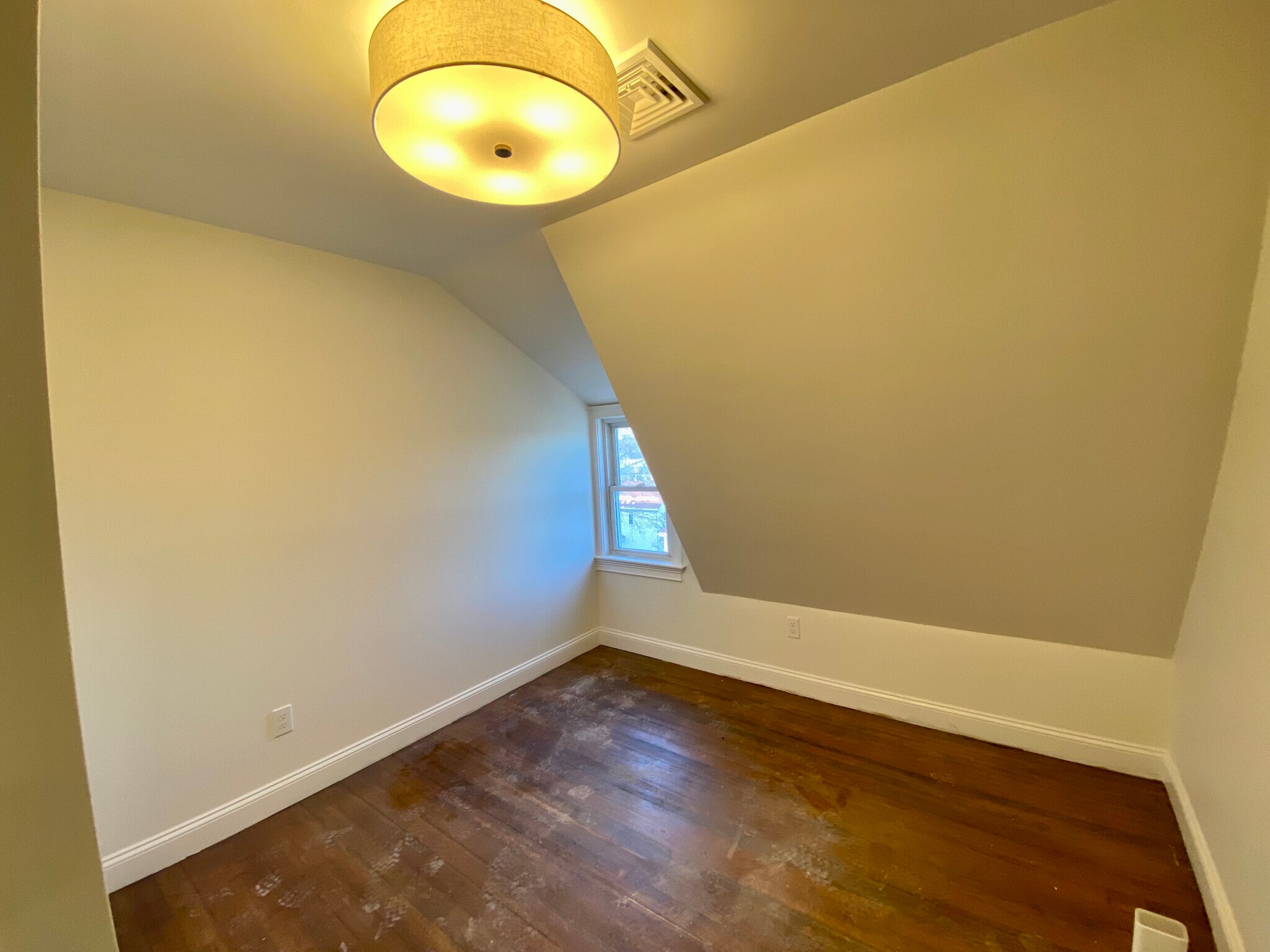 Empty Bedroom - 19 Bellevue St