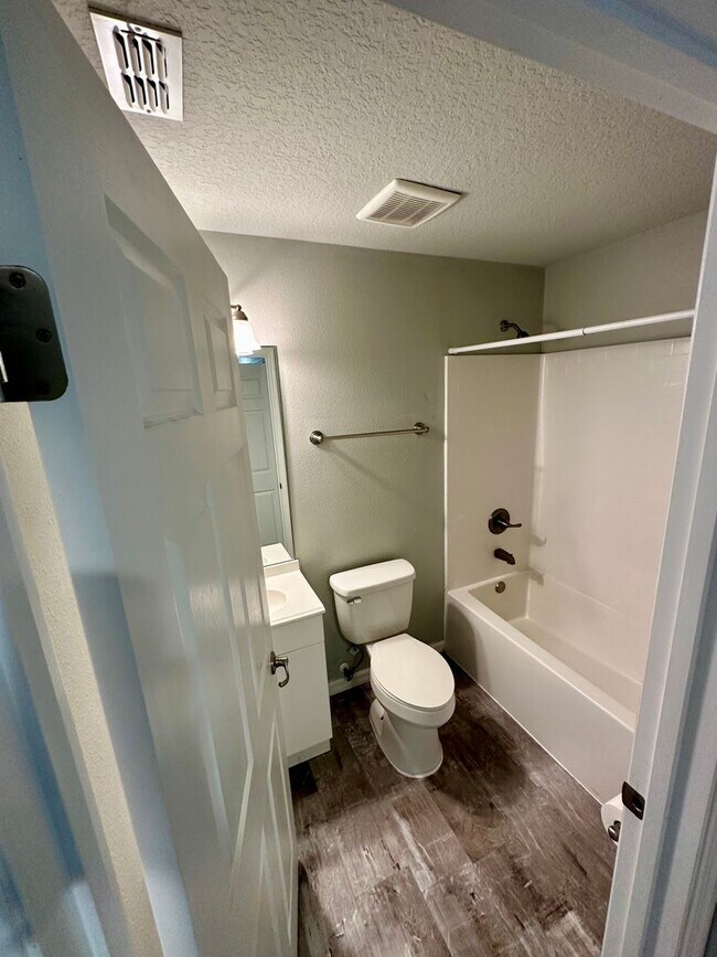 Building Photo - 2027-2029 Guava Dr