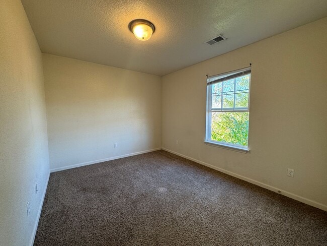 Building Photo - 3 Bed 2 Bath Duplex To Include Single Car ...