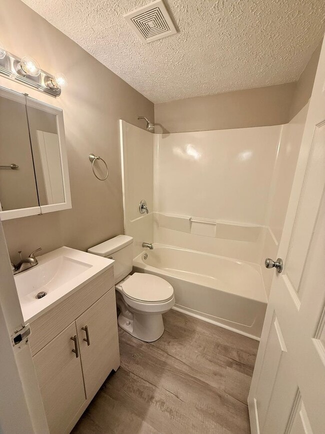 Building Photo - Move-In Ready 2BR in Kettering | Granite Counters + New Carpet