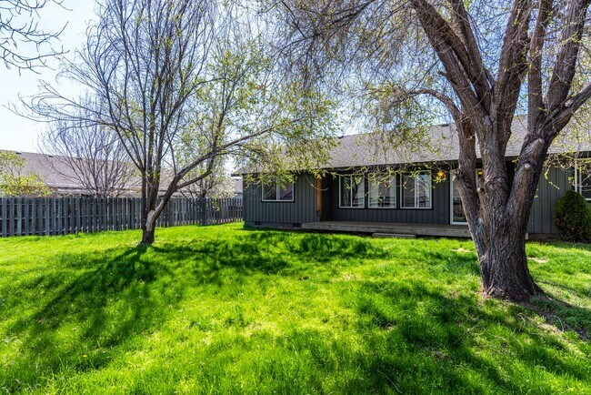 Building Photo - Charming 3-Bedroom Home in Redmond: Spacious Yard & Prime Location!