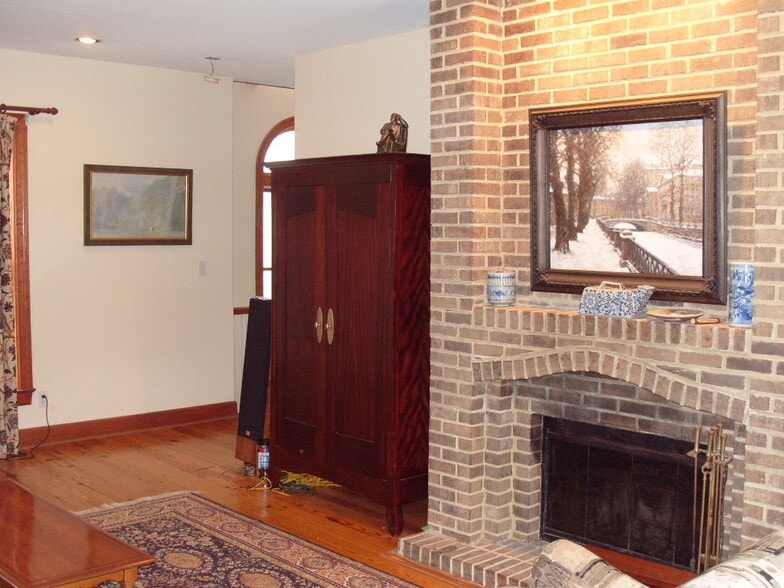 Building Photo - 324 Little Falls St