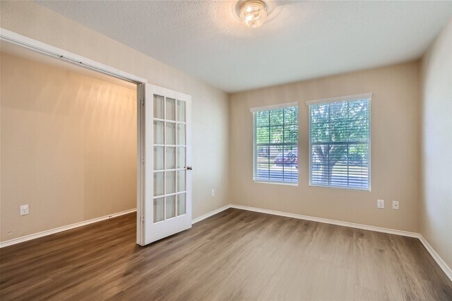 Building Photo - Move in ready!!  3 bedroom plus office!!