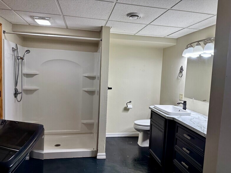 Lower bath - 7166 Sundew Rd