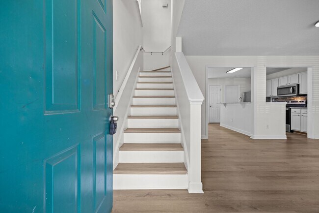 Building Photo - Newly Renovated Townhome!