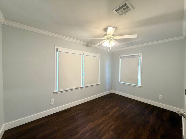 Building Photo - 3808 Beverly Dr