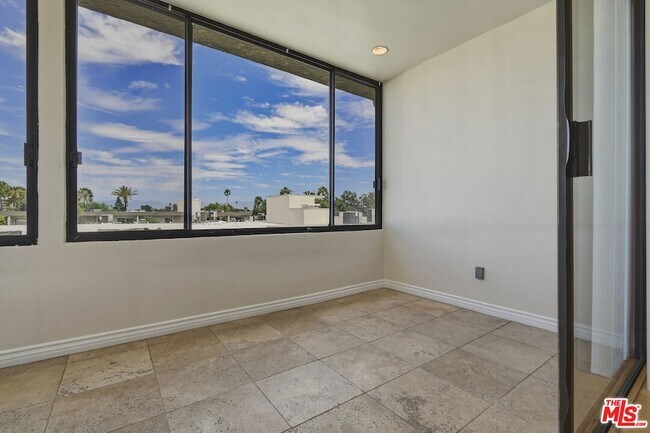 Building Photo - 4443 Ventura Canyon Ave