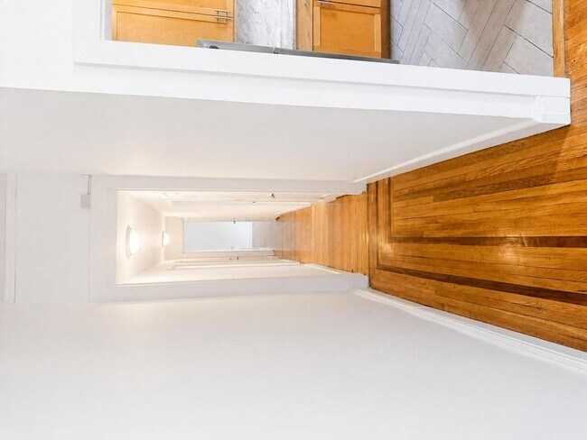 Building Photo - Newly Renovated 2BR on Sought-After Warren Street with Soaring Ceilings