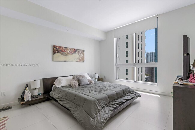 Building Photo - 300 S Biscayne Blvd