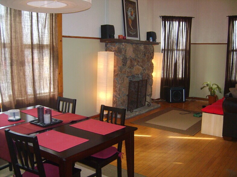 Building Photo - 2350 W Augusta Blvd