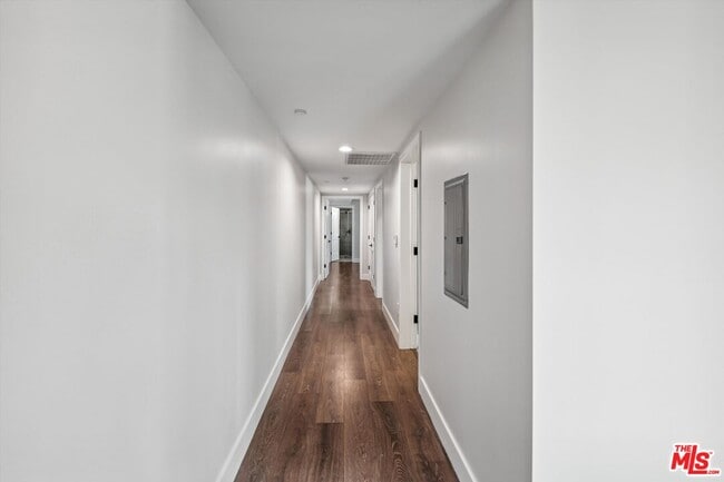 Building Photo - 819 E La Palma Dr