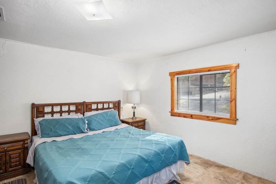 Building Photo - 820 Carrizo Canyon Rd