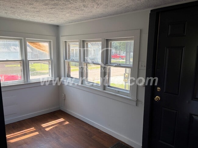 Building Photo - 715 Woodbury-