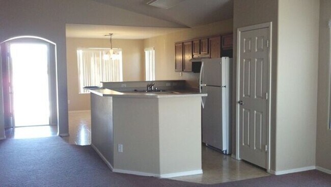 Building Photo - COMING SOON! Bright, Open Floorplan - Close to Freeways