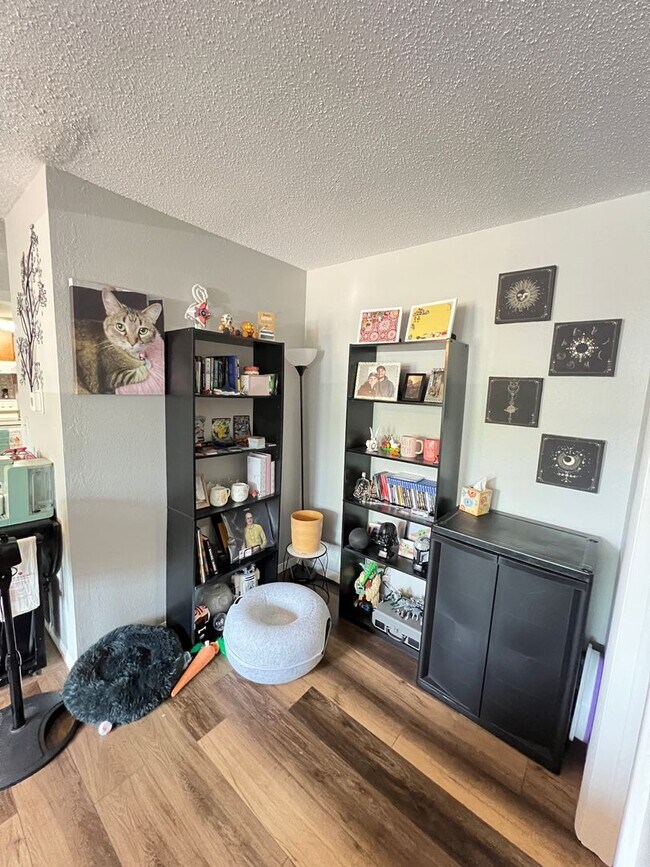 Building Photo - AVAILABLE JUNE - Spacious 2 Bedroom Apartment!