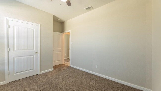 Building Photo - 1000 Meadow Scape Dr