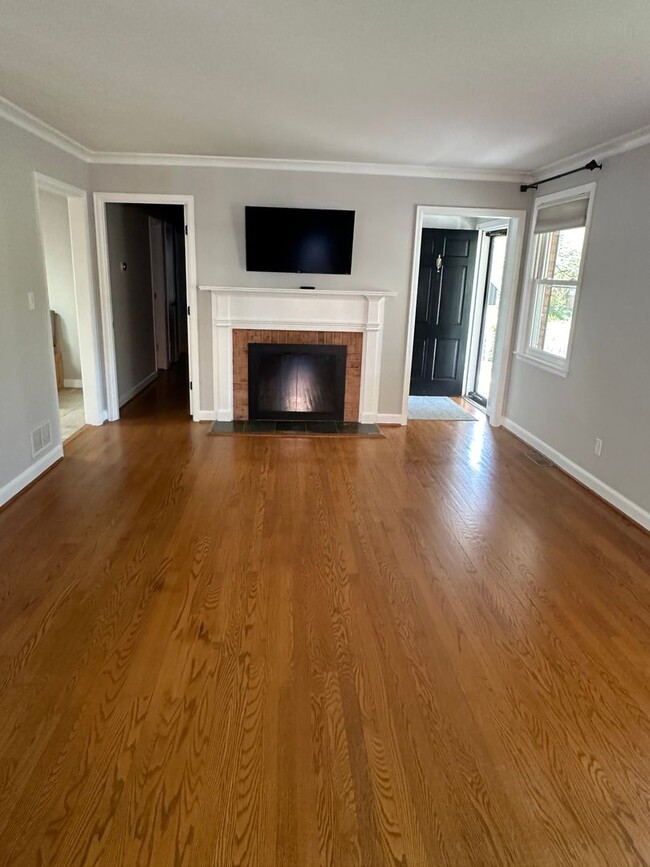 Building Photo - Charming 3 BR, 2.5 Ba house in a great location in town on a quiet cul de sac