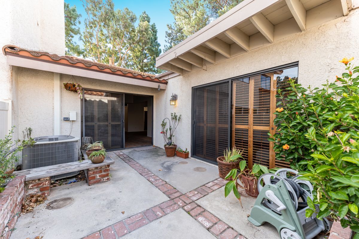 Building Photo - 1964 Olivewood Ct