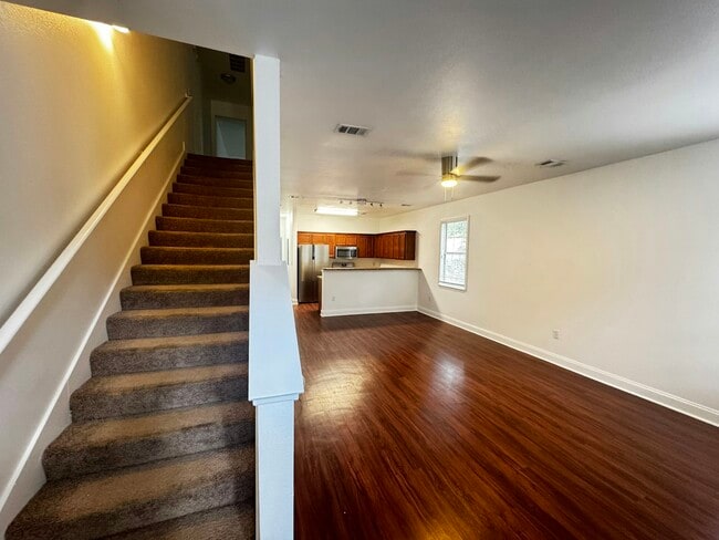 Building Photo - 102 White Dr