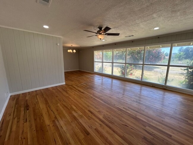 Building Photo - Cozy 2 Bed, 1 Bath Home Surrounded by Nature