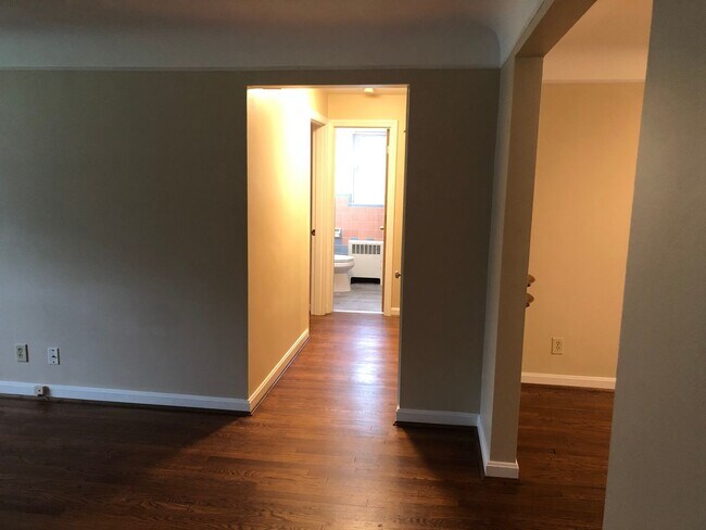 Building Photo - 5562 Beechmont Ave