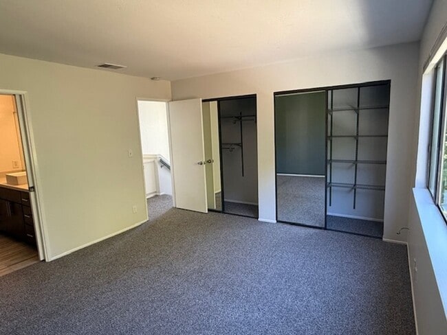 Building Photo - 3-Bedroom Hilltop Village Home w/ Bonus Am...