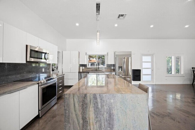 Building Photo - 930 NW 4th Ct