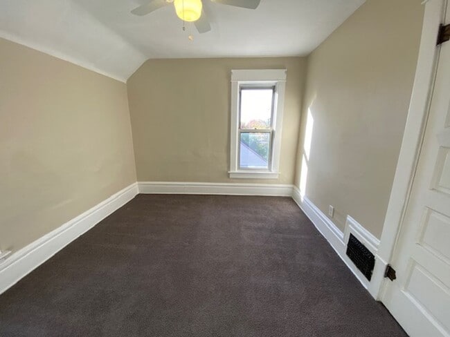 Building Photo - Spacious 3-Bed, 1.5-Bath—Covered Porch & Easy Parking