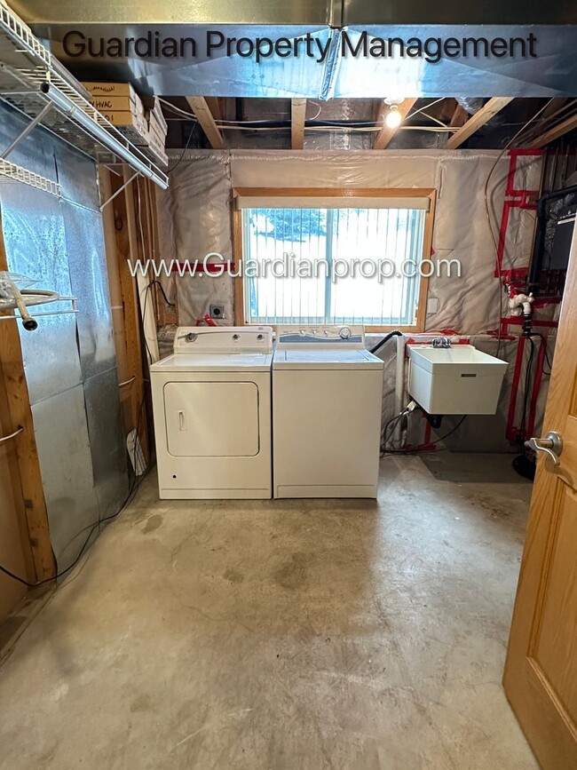 Building Photo - Single Family Home, Dishwasher, New Carpet...