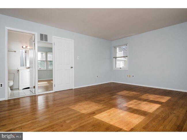 Building Photo - 305 Nassau St
